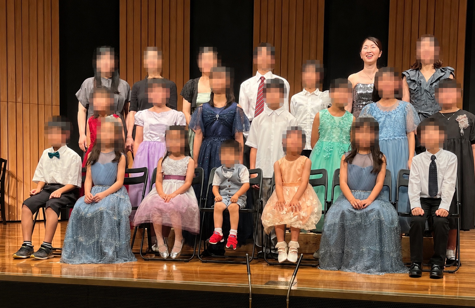 音楽教室の発表会の記念写真。参加者のお顔はプライバシーに配慮しています